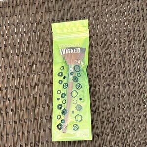 ONE/SIZE Wicked Off The Handle Complexion Brush